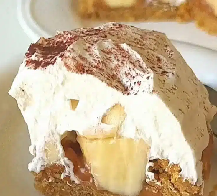 No-Bake Toffee Caramel Banana Pie with bananas and caramel drizzle